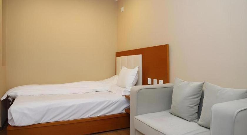 Beijing Yi Jia Hotel Екстер'єр фото
